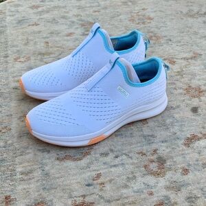 Kuru NWOT Women’s White Slip On Sneakers Sz 10.5